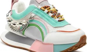 Kolorowe buty sportowe z tęczowymi sznurówkami i ozdobnym łańcuszkiem z pereł. To buty marki GOE.