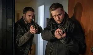 Två män med pistoler i händerna, redo för action i ett ny beck film.