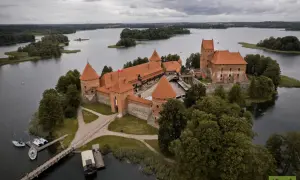 Zamek w Trokach, jedna z głównych litewskich atrakcji, otoczony wodą i zielenią.