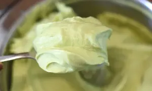 Gładki, zielony krem pistacjowy do tortu, nabierany łyżką. Idealny do deserów.
