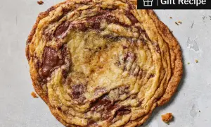 En stor, gyllene chokladkakas med smält choklad. Perfekt för svåra bakverk som kräver lite extra kärlek.