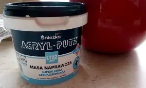 Czym skleić gips? Najlepsze kleje i techniki naprawy gipsu