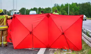 Czerwony parawan przy wypadku oznacza miejsce zdarzenia, gdzie pracują służby ratunkowe.