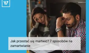 Para zmartwiona, mężczyzna trzyma się za czoło, kobieta opiera głowę na dłoniach. W tle rachunki.
