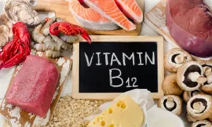 Produkty bogate w witaminę B12: wołowina, łosoś, wątróbka, krewetki, ostrygi, ser, grzyby, płatki owsiane. Unikaj niedoboru witaminy B12.