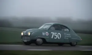 En grön Saab 750, en klassisk rwd-bil, kör på en dimmig bana.
