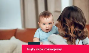 Maluch z otwartymi ustami, trzymany przez mamę, przeżywa swój piąty skok rozwojowy.