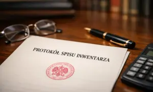 Protokół spisu inwentarza na biurku, obok okularów, długopisu i kalkulatora. Czas na formalności.