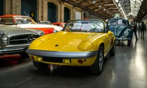 Gelber Lotus Elan Sprint, Baujahr 1972, mit dem Kennzeichen 07. Daneben ein Mercedes-Benz und ein VW Käfer.