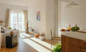 Ideas para como separar cocina y salón sin pared: una pared de bloques de vidrio y una isla de cocina crean una división sutil y luminosa.