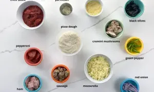 Składniki na pizzę: sos, ciasto, ser, pepperoni, szynka, kiełbasa, pieczarki, oliwki, papryka, cebula, parmezan, mąka kukurydziana.