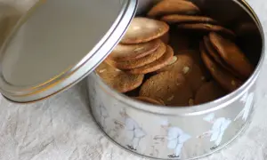 En burk med skurna pepparkakor utan mandel, dekorerad med små kockar.