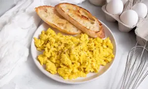 Uova strapazzate leggere e gustose, perfette per una dieta equilibrata. Accompagnate da pane tostato.