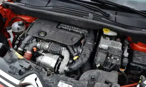 Silnik 1.6 HDI w samochodzie, widok komory silnika z turbosprężarką i przewodami.