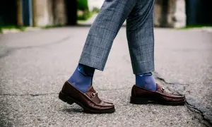 Eleganckie mokasyny i granatowe skarpetki z motywem ptaków – idealne połączenie, które odpowiada na pytanie, jakie skarpetki do mokasynów.
