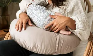 Poofi czy Motherhood? Poduszka do karmienia wybierz świadomie!