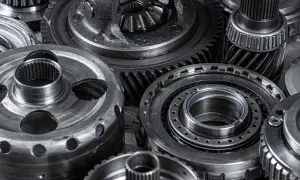 Metalowe części mechaniczne, w tym koła zębate i elementy dyferencjału torsen, tworzą skomplikowaną kompozycję.