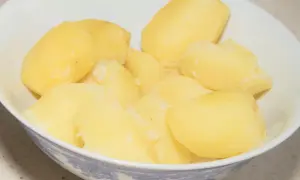 Ugotowane ziemniaki w misce, gotowe do podania. Prosty sposób, jak ugotować ziemniaki na obiad.