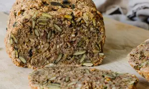 Saatenbrot rezept: Ein rustikales Brot voller Sonnenblumenkerne, Kürbiskerne und Leinsamen, perfekt für ein gesundes Frühstück.