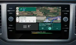 Schermo auto con navigatore Google Maps, meteo e radio. La radio per Android Auto mostra "Fammi ascoltare RTL 102.5".