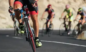 Ciclisti in gara, un'ottima opzione per chi cerca tabelle per dimagrire in bicicletta e migliorare la propria forma fisica.