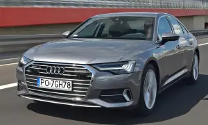 Szary Audi A6 na drodze. Sprawdź aktualną audi a6 cena i wyposażenie.