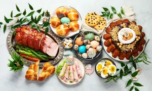 Wielkanocne przekąski: pieczony schab, jajka, babeczki, ciasto i słodkości.