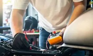 Jak długo ładować akumulator motocyklowy 12V? Pełny poradnik!