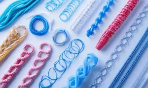 Divers stents médicaux de différentes couleurs et formes. La question "combien de stents peut-on recevoir" reste ouverte.