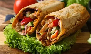 Ile kcal ma kebab w tortilli z kurczakiem? Sprawdź, co zjesz!