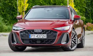 Czerwone Audi z silnikiem 3.0 TFSI. Wady i zalety tego napędu to temat dyskusji wśród kierowców.