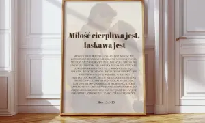 Obraz przedstawia cytaty z Biblii o miłości małżeńskiej, z fragmentem 1 Kor 13:1-13, ozdobiony subtelnym wizerunkiem pary.