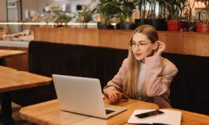 Jak sprawdzić numer KRS i uniknąć oszustw w Internecie