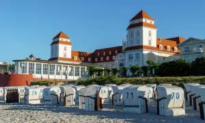 Piękne plażowe kosze czekają na turystów. W tle imponujący budynek, który stanowi jedną z głównych dźwirzyno atrakcji.
