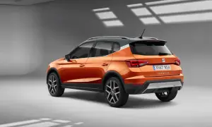 Pomarańczowy Seat Arona z szarym dachem, widok z tyłu. Sprawdź atrakcyjną seat arona cena!