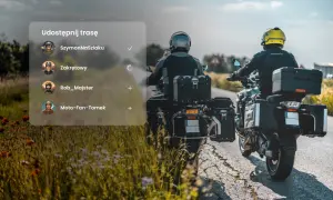 Aplikacja dla motocyklistów: udostępnij trasę znajomym. Widok z perspektywy kierowcy na drogę i innych motocyklistów.