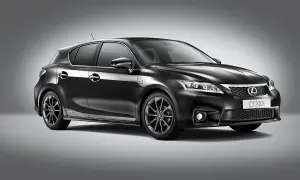 Elegancki, czarny Lexus CT200h z przyciemnianymi felgami, prezentowany na szarym tle.