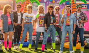 Grupa młodych ludzi w neonowych strojach i fryzurach, styl rockowy lata 80.