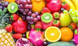Un assortiment coloré de fruits frais : ananas, fraises, raisins, kiwis, pommes, oranges, bananes, poires, fruits du dragon et grenades. Une excellente source de fibre pour une alimentation saine.