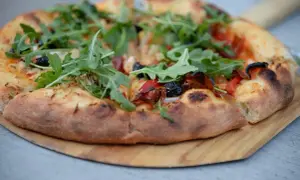 Jak zrobić cienkie ciasto na pizzę? Odkryj przepis mistrza!