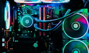 Wnętrze komputera z podświetleniem RGB. Widoczny system chłodzenia wodnego i wentylatory, które zapewniają efektywne chłodzenie.