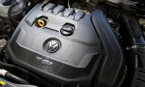 Silnik 1.5 TSI Volkswagena z widocznym logo i oznaczeniem TSI.