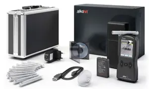 Alkomat z akcesoriami: walizka, ładowarka, ustniki, kabel USB, bateria, płyta CD i etui.