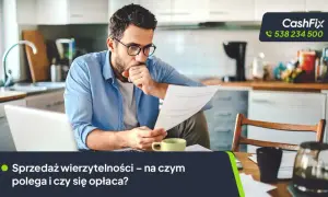 Mężczyzna analizuje dokumenty, zastanawiając się nad sprzedażą długów. Firma CashFix oferuje pomoc.