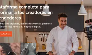 Chef sonriente graba contenido para su negocio digital. Esta plataforma es tu CTA para crecer.