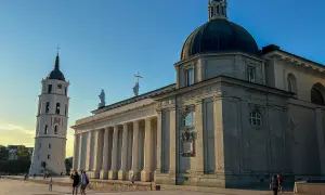 Katedra Wileńska i dzwonnica to kluczowe punkty, które warto zobaczyć w Wilnie. Spacer po placu w promieniach słońca.
