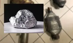 Srebrzysta bryła na talerzyku i katalizatory samochodowe. Szybka wycena katalizatora po modelu auta.