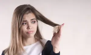 Ragazza preoccupata per le doppie punte, si chiede perché i capelli crescono lentamente.