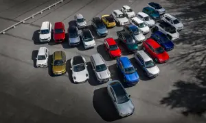 En stor samling bilar i olika färger och modeller, redo för ett ljudnivå bilar test.