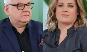 Artur Andrus z żoną, uśmiechnięta para podczas wywiadu.